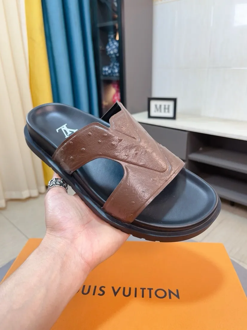 Men's shoes💰300🌹🌹【LV】Multi-color new men's slippers, original top quality version, original special cowhide ostrich embossed➕sheepskin on the inside and sides, non-slip combined sole, more stable walking, more comfortable and lightweight, high-end and generous, size: 38~44